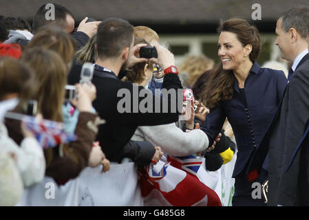 Kate Middleton incontra i suoi bravolieri durante una visita al Witton Country Park di Darwen, Lancashire, questo pomeriggio, dove lei e il principe William stanno intraprendendo il loro ultimo impegno ufficiale congiunto prima del loro matrimonio. Foto Stock