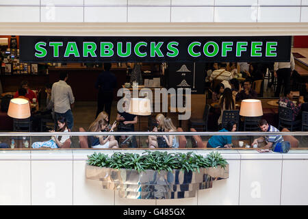 Singapore, Singapore - 23 Marzo 2015: un Starbucks Coffee House su Orchard Road a Singapore. Singapore è il secondo paese o Foto Stock