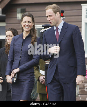 Il principe William e Kate Middleton durante una visita al Witton Country Park a Darwen, Lancashire questo pomeriggio, dove la coppia sta intraprendendo il loro ultimo impegno ufficiale congiunto prima del loro matrimonio. Foto Stock