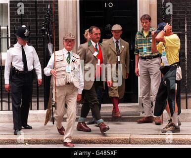 Una delegazione della lobby a favore della caccia arriva oggi a No10 Downing Street (Thur) per consegnare una lettera al primo Ministro Tony Blair, come sostenitori di inseguimenti di paese riuniti in un raduno a Hyde Park. Per combattere contro i piani per vietare gli sport di sangue. Vedi PA story ENVIRONMENT Hunt. Foto di David Cheskin/PA Foto Stock