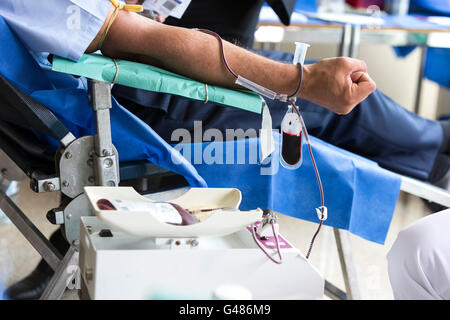 I volontari sono la donazione di sangue presso il mondo di donatori di sangue (giorno WBDD). L'evento serve ad aumentare la consapevolezza della necessità di bloo sicuro Foto Stock