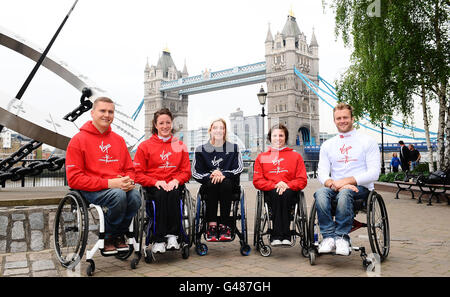 Atleti Elite in sedia a rotelle (da sinistra) David Weir, Tatyana McFadden, Shelly Woods, Amanda McGrory e Josh Cassidy durante la Virgin London Marathon fotocellula al Tower Hotel di Londra. Foto Stock