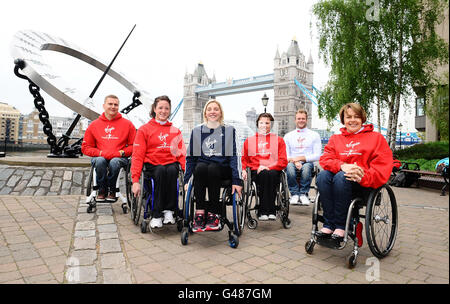 Atleti Elite in sedia a rotelle (da sinistra) David Weir, Tatyana McFadden, Shelly Woods, Amanda McGrory e Josh Cassidy con il commentatore Dame Tanni Grey Thompson (a destra) durante la Virgin London Marathon Photopall al Tower Hotel di Londra. Foto Stock