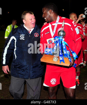 Steve Evans, direttore di Crawley Town (a sinistra), condivide una battuta con Pablo Mills (a destra) mentre festeggia il ruolo di Blue Square Bet Football Conference Champions. Foto Stock