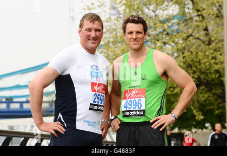 Matthew Pinsent (a sinistra) e James Cracknell che si disputeranno domenica nella Virgin London Marathon, visto al Tower Hotel di Londra. Foto Stock