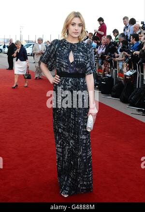 Greta Gerwig in arrivo per la prima inglese di Arthur, presso la Cineworld O2, la O2 Arena, SE10. Foto Stock