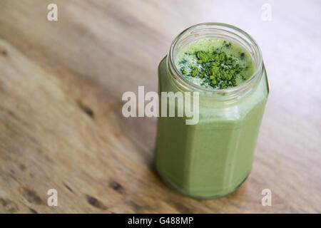 Tè Verde matcha smoothie frullato in un barattolo di vetro sulla tabella precedente angolo di visione, orientamento orizzontale Foto Stock