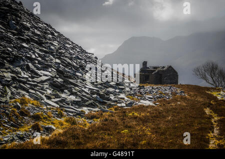 Edifici di ardesia e rovinare heap, Dinorwic cave di ardesia, vicino a Llanberis Foto Stock