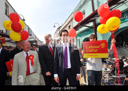 Il leader del Partito laburista ed Miliband incontra oggi persone a Llanelli durante una visita nel Galles meridionale per aumentare il sostegno al lavoro prima delle elezioni dell'Assemblea gallese del mese prossimo. Foto Stock