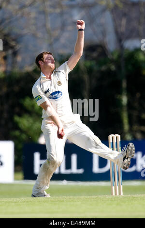 Cricket - Liverpool Victoria County Championship - Divisione uno - giorno tre - Lancashire v Sussex - Aigburth. Sussex's James anyon in azione bowling Foto Stock