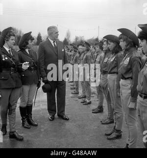 Ex-Coldstream Guards Regimental Sergente maggiore Ronald Brittain, noto come 'la voce' a causa dei suoi comandi di terra parata, alla sua prima ispezione di membri della Commonwealth Association's Horse Rangers, come Capo Maresciallo. Foto Stock