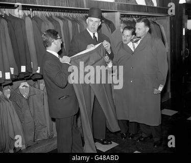 Retail - grandi uomini negozio di abbigliamento - Londra Foto Stock