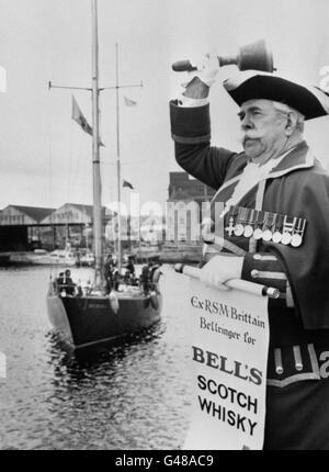 Trasporti - Tall Ships gara 1976. L'ex-Sergente Regimental maggiore Ronald Brittain saluta la Gran Bretagna II dopo la gara delle navi Tall Foto Stock