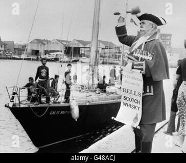 Ex Sergente Regimentale maggiore Ronald Britain saluta Gran Bretagna II dopo La gara di Tall Ships Foto Stock