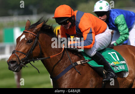 Corse ippiche - tra 365 Gold Cup Easter Festival - Sandown Park. Jockey Paul Moloney su fuoco e pioggia (a destra) davanti a Timmy Murphy su Poker De Sivola nella beta 365 Gold Cup Chase Foto Stock