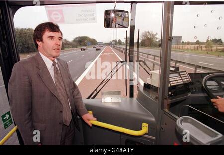 Il ministro dei Trasporti Gavin Strang si prende un giro in autobus lungo lo sperone M4 Heathrow nella prima corsia di autobus segnata su un'autostrada nazionale. Si spera che la corsia di 1 milione e 3 miglia aperta oggi (Giovedi) faciliterà la congestione del traffico da e per l'aeroporto di Heathrow. Vedi la storia della Pennsylvania TRANSPORT Lane. Foto Tim Ockenden /PA Foto Stock