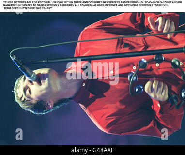 Liam Gallagher, il frontman dell'Oasis, si esibisce stasera (giovedì) ai 19,000 spettatori di Earl's Court, mentre la band inizia la tappa londinese del loro tour. Guarda la storia di PA SHOWBIZ Oasis. Foto di Louisa Buller/PA Foto Stock