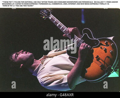 Il chitarrista Oasis Noel Gallagher si esibisce 19,000 stasera (giovedì) al pubblico di Earl's Court, mentre la band inizia la tappa londinese del loro tour. Guarda la storia di PA SHOWBIZ Oasis. Foto di Louisa Buller/PA Foto Stock