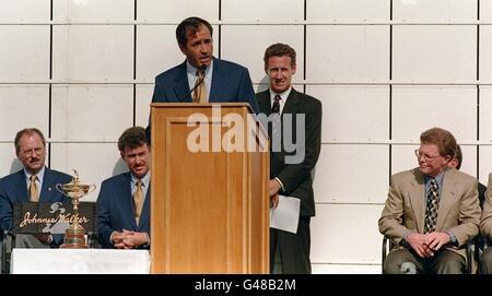 Il Capitano Tom Kite (a destra) della squadra americana della Ryder Cup guarda oggi, come il Capitano europeo Seve Ballesteros presenta i suoi giocatori a quelli presenti alla cerimonia di apertura del Valderrama Golf Club in Spagna (giovedì). Vedi PA Story GOLF Ryder. Foto di Barry BATchelor/PA. Foto Stock