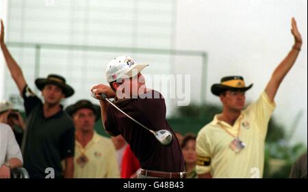 Tutto tranquillo sul 1° tee per il giocatore americano Ryder Cup e il campione britannico Open Justin Leonard come inizia una prova di questa mattina (Giovedi) sul corso Valderrama in Spagna in preparazione per il torneo Ryder Cup qui che inizia domani. Foto di Barry BATchelor/PA. Vedere PA storia GOLF Ryder Foto Stock