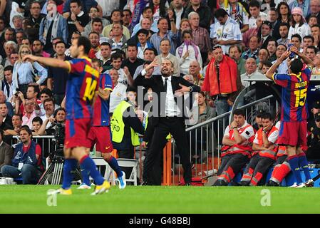 Calcio - UEFA Champions League - Semifinale - prima tappa - Real Madrid / Barcellona - Santiago Bernabeu. Il direttore di Barcellona Pep Guardiola (centro) sulla linea di contatto Foto Stock