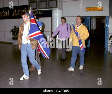 I fan dell'Inghilterra arrivano all'aeroporto di Gatwick all'inizio di questa mattina (domenica) dopo aver visto la loro squadra giocare contro l'Italia in un qualificatore della Coppa del mondo ieri sera. L'Inghilterra ha ottenuto il 0-0 con l'Italia, ma a causa delle precedenti vittorie, l'Inghilterra ha terminato il top del Gruppo 2 e ha prenotato il proprio posto nelle finali della Coppa del mondo. Foto di Tim Ockenden/PA Foto Stock