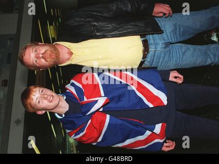 Jeffrey Keene e suo figlio Gary tornano all'aeroporto di Gatwick oggi (domenica) dopo aver trascorso il fine settimana a Roma per la partita Inghilterra/Italia ieri sera. I tifosi di calcio si unirono ai politici e l'inglese allenatore Glenn Hoddle nel biasimare la polizia italiana per aver provocato almeno alcune delle violenze scoppiate durante la cruciale competizione della Coppa del mondo allo Stadio Olimpico di Roma. Foto di Samantha Pearce/PA Foto Stock