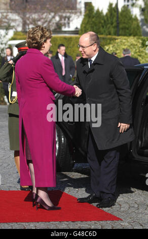 Il Principe Alberto II di Monaco è accolto dal Presidente irlandese Mary McAleese ad Aras An Uachtarain mentre inizia una visita di Stato in Irlanda. Foto Stock