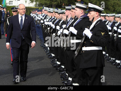 Il principe Alberto di Monaco II esamina le truppe irlandesi mentre inizia una visita di Stato di due giorni ad Aras an Uachtarain. Foto Stock