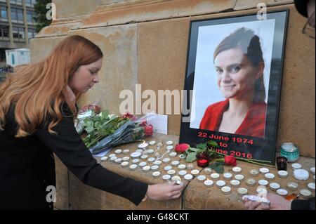 Una veglia di George Square, Glasgow, per la manodopera MP Jo Cox che ha sparato e pugnalato a morte in strada al di fuori del suo collegio di consulenza in chirurgia Birstall, West Yorkshire. Foto Stock