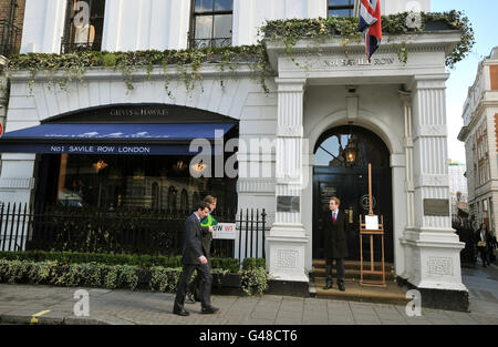 Una visione generale del negozio di abbigliamento uomo di alta qualità Gieves & Hawkes, nel centro di Saville Row, nel centro di Londra, che è stato fondato nel 1771, ed è stato utilizzato regolarmente dalla famiglia britannica. Foto Stock