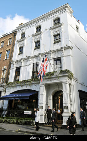 Una visione generale del negozio di abbigliamento uomo di alta qualità Gieves & Hawkes, nel centro di Saville Row, nel centro di Londra, che è stato fondato nel 1771, ed è stato utilizzato regolarmente dalla famiglia britannica. Foto Stock