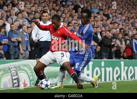 Calcio - UEFA Champions League - Quarter Final - First leg - Chelsea / Manchester United - Stamford Bridge. Michael Essien di Chelsea (a destra) e Patrice Evra di Manchester United (a sinistra) lottano per la palla Foto Stock