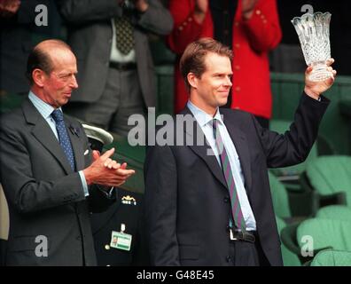 Il Duca di Kent si applaude dopo aver presentato l'ex campione Stefan Edberg con un trofeo di cristallo nella Royal Box sul Centre Court di Wimbledon, questo pomeriggio (martedì). Il giocatore svedese che si è ritirato dal circuito professionale lo scorso anno ha ricevuto il premio per il suo contributo ai campionati. Foto di Adam Butler/PA. Foto Stock