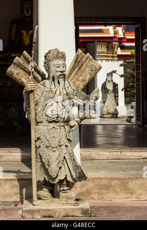 Custode cinese figura - Wat Pho tempio, Bangkok Foto Stock