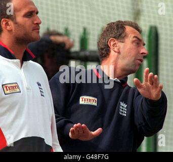 Inghilterra Cricket Coach David Lloyd (a destra) dimostra come vuole il suo lato a ciotola durante la pratica di rete a Old Trafford oggi (Mercoledì) con battitore Mark Butcher sinistra davanti al Test Match a partire da domani. Foto di John Giles.PA. Foto Stock