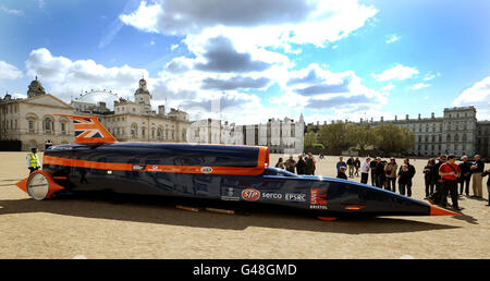 Un modello in scala della Bloodhound SSC (auto supersonica) che tenterà di rompere il record mondiale di velocità terrestre, parcheggiato in Horse Guards Parade a Westminster, nel centro di Londra. Foto Stock