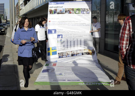 I volontari irlandesi di Greenpeace hanno protestato fuori dall'ufficio di Dublino di Facebook invitandoli a cambiare il tipo di energia che usano. Foto Stock