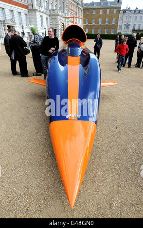 Un modello in scala della Bloodhound SSC (auto supersonica) che tenterà di rompere il record mondiale di velocità terrestre, parcheggiato in Horse Guards Parade a Westminster, nel centro di Londra. Foto Stock