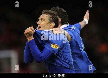 Nikica Jelavic (a destra) di Ranger festeggia con Kyle Lafferty dopo aver segnato il primo gol durante la partita della Clydesdale Bank Scottish Premier League allo stadio Pittodrie di Aberdeen. Foto Stock