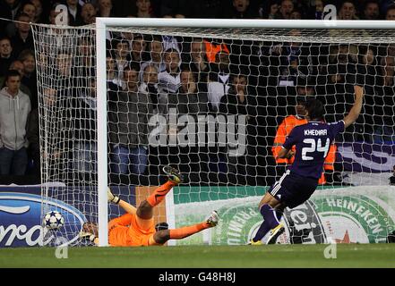 Heurelho Gomes, portiere di Tottenham Hotspur, si rimescolano per fermare la palla dopo il suo errore conduce all'obiettivo di apertura del Gioco di Cristiano Ronaldo del Real Madrid Foto Stock