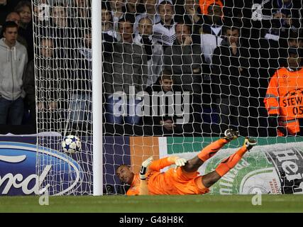 Heurelho Gomes, portiere di Tottenham Hotspur, si rimescolano per fermare la palla dopo il suo errore conduce all'obiettivo di apertura del Gioco di Cristiano Ronaldo del Real Madrid Foto Stock