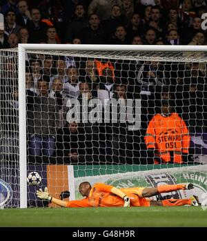 Heurelho Gomes, portiere di Tottenham Hotspur, si rimescolano per fermare la palla dopo il suo errore conduce all'obiettivo di apertura del Gioco di Cristiano Ronaldo del Real Madrid Foto Stock