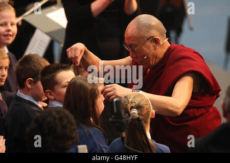 Il leader spirituale del Tibet, il Dalai lama, dopo un discorso all'Università di Limerick su "il potere del perdono". Foto Stock