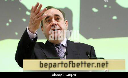 Il leader SNP Alex Salmond durante il lancio del manifesto SNP alla Royal Scottish Academy of Music and Drama di Glasgow. Foto Stock