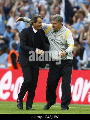 Calcio - fa Cup - Semifinale - Manchester City / Manchester United - Stadio di Wembley. Il manager della città di Manchester Roberto Mancini (a sinistra) celebra la vittoria dopo il fischio finale con il suo assistente Brian Kidd (a destra) Foto Stock