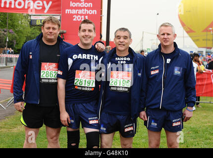 Atletica - 31 Maratona Vergine di Londra. David Rathband (28196) con i suoi colleghi al Green START della 31esima Maratona Virgin London nel sud di Londra. Foto Stock