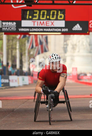 David Weir della Gran Bretagna vince la gara di sedia a rotelle maschile durante la Maratona Virgin London 2011 a Londra. Foto Stock