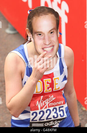 Atletica - 31 Maratona Vergine di Londra. Un runner in una maschera Prince William al termine della 31esima Maratona Virgin London a Londra. Foto Stock