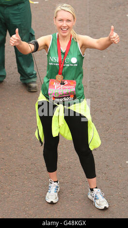 La stella dell'apprendista Stella English dopo aver terminato la Maratona Virgin London 2011. Foto Stock
